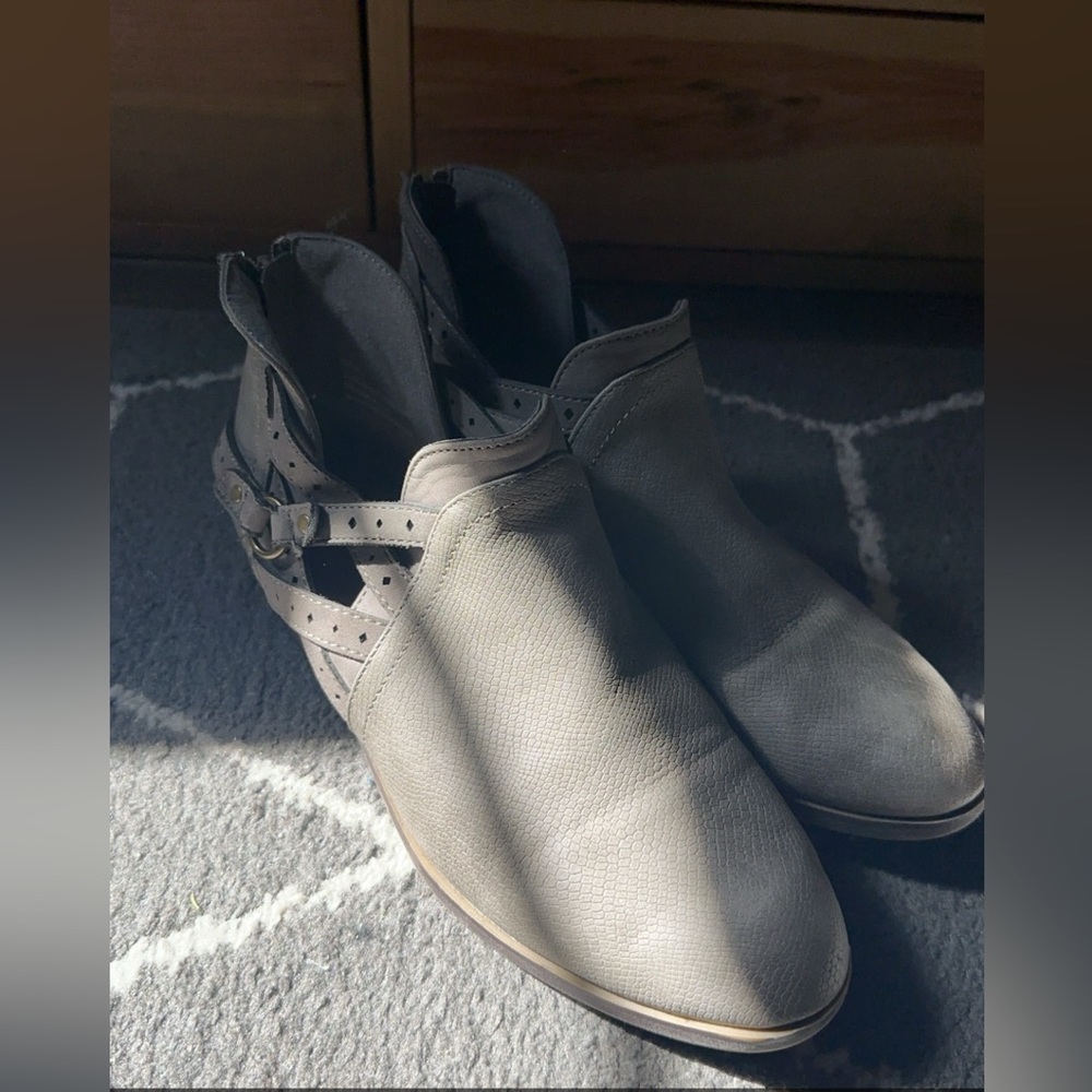 Maurice’s booties Women’s grey 8.5